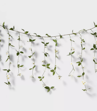 Guirnalda de Flores Blancas – Decoración Floral Elegante para Fiestas, Bodas y Eventos Especiales