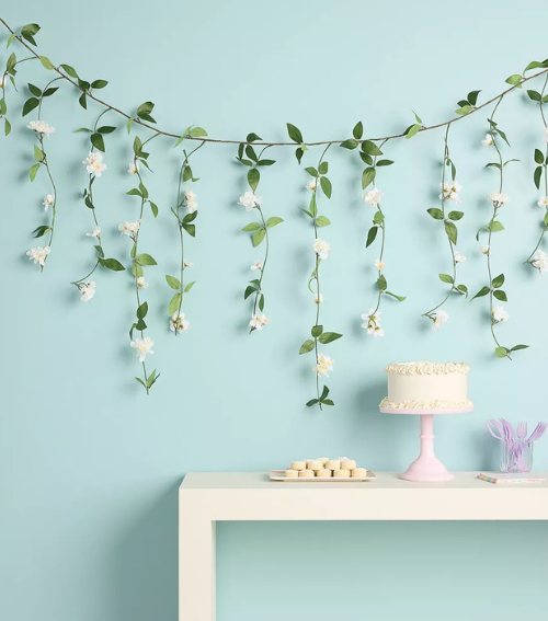 Guirnalda de Flores Blancas – Decoración Floral Elegante para Fiestas, Bodas y Eventos Especiales