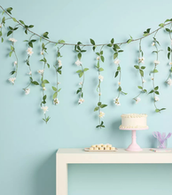 Guirnalda de Flores Blancas – Decoración Floral Elegante para Fiestas, Bodas y Eventos Especiales